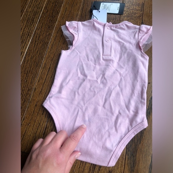 *NWT* Guess Baby Girl 0-3M Light Pink One-Piece w/Ruffled Tulle Sleeves & Heart - Picture 7 of 8